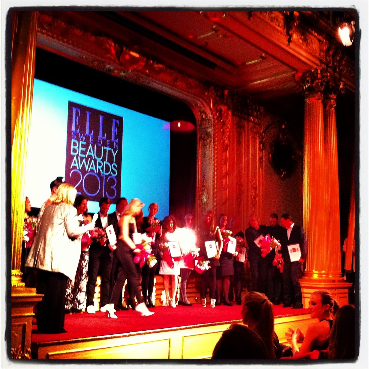 Vinnarna i Elle Beauty Awards 2013, på scenen  med Hermine Coyet Ohlén, chefredaktör för svenska Elle