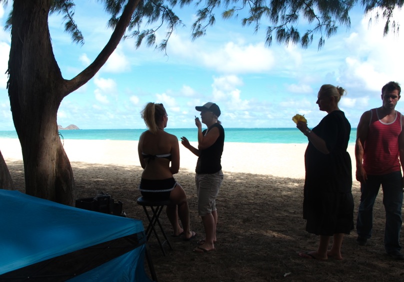 Vi hittade en lugn plats på stranden, Waimanalo där vi förberedde plåtningen