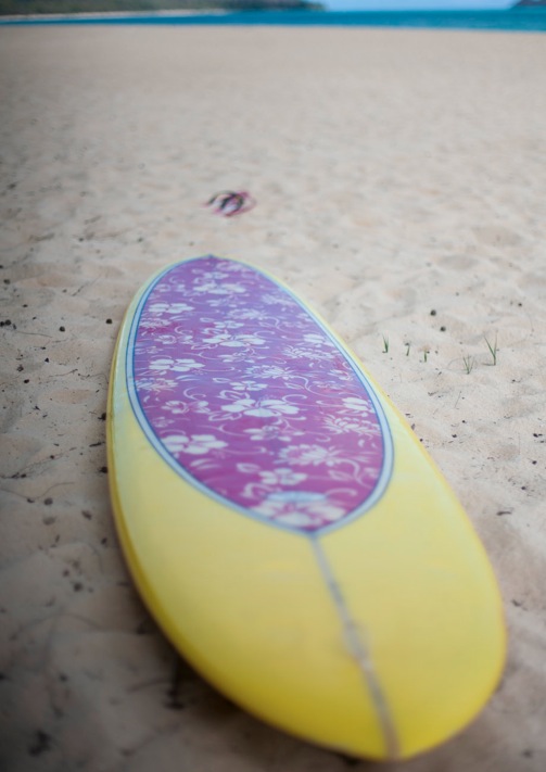 En superfin 70-tals surfingbräda fixade fotografen Joseph Esser av en kompis på ön