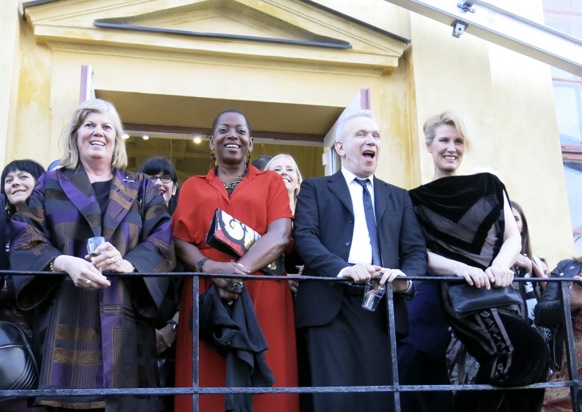 Jean Paul Gaultier verkade uppskatta tillställningen. Här med sina två svenska muser, Aitize Hanson och Gunilla Lindblad.