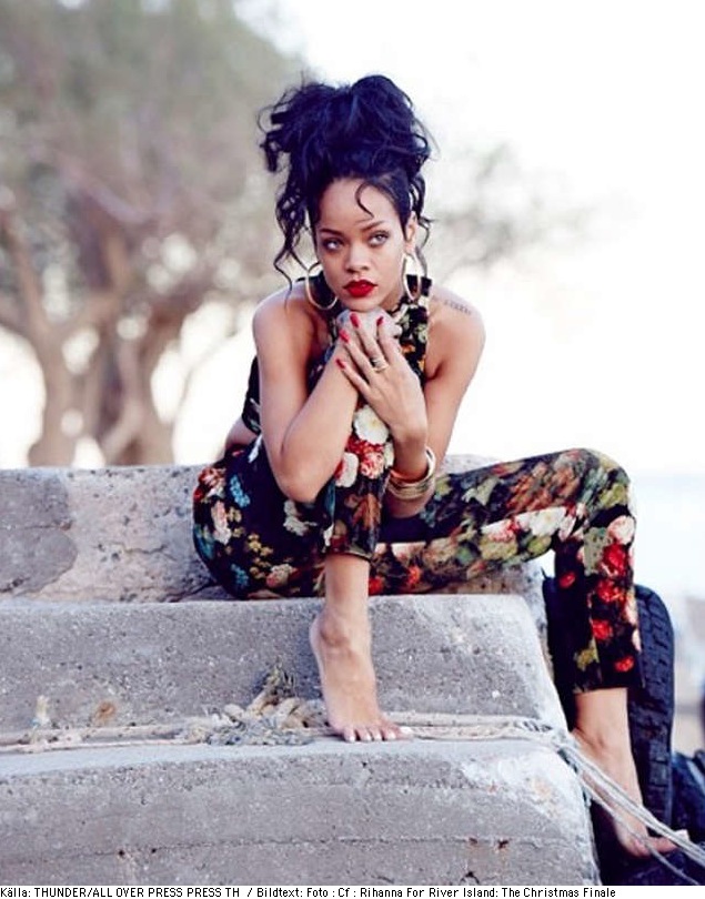 Rihanna avlutar sitt samarbete med klädföretaget River men gör det med flaggan i topp