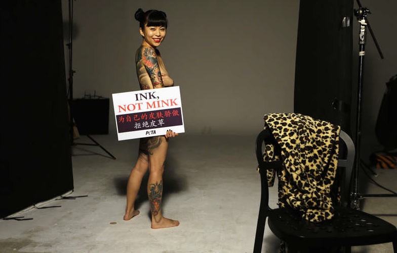 Ink Not Mink; är idag PETAS slogan, 20 år senare efter första kampanjen ”I’d rather go naked than wear fur”.