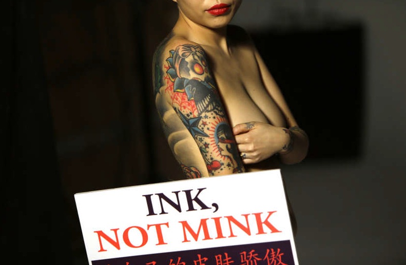 Kinesiska modellen Wang Ke tycker att det är bättre med tatueringar än päls. Vi också.     Foto: Reuters