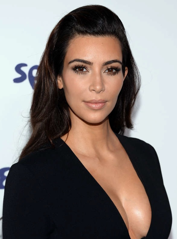 Kim Kardashians olivfärgade hy harmoniseras av en mörk chokladfärgad hårfärg. Foto: AP/TT