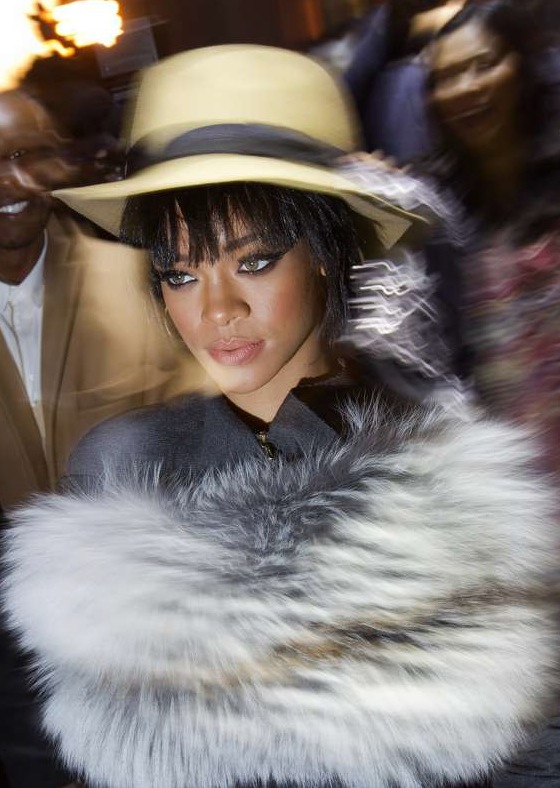 Rihanna passar bäst i kalla mörka toner. Absolut inte blekta toner, som pälsen hon virat runt sig. Not.  Foto: AP/TT