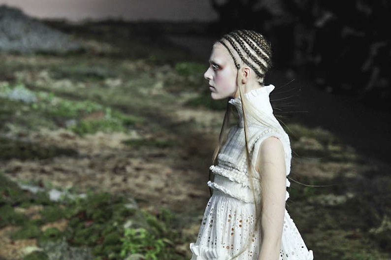 Vibbar från medeltiden på Alexander McQueens senaste modevisning 2015.  Foto: AP