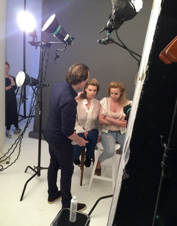 Juan Rosenlind från Sachajuan stylar håret på Jabushes modeller Marie Lindqvist och Anna Tamander