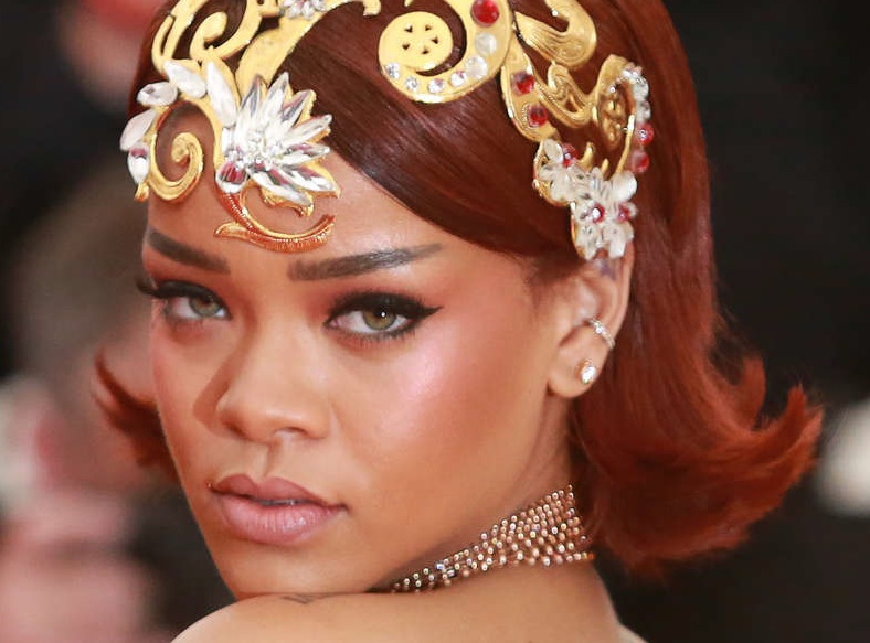 Sångerskan Rihanna hade satsat på raka ögonbryn och markerad eyliner. Foto: Reuters