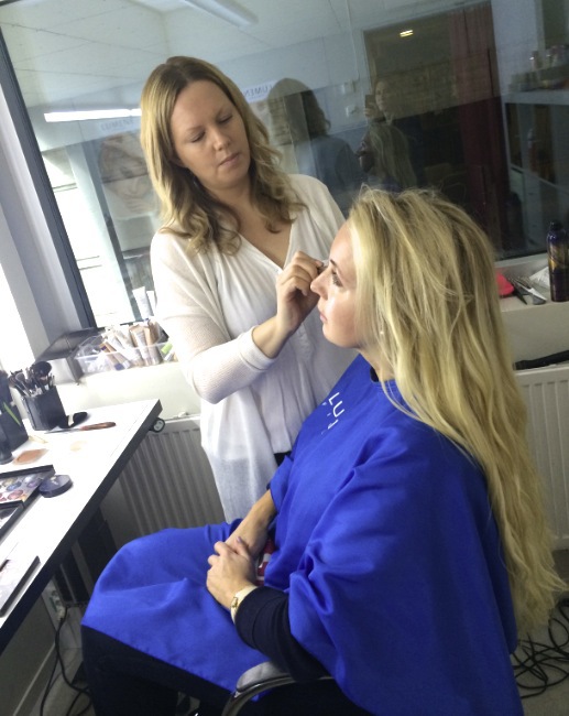 Petra blir sminkad av makeupartisten Carina Nilsson som jobbar med Aftonbladets TV-produktion