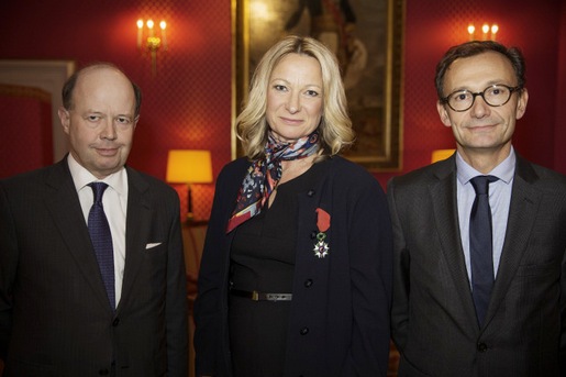 Annelie Johansson i mitten tog emot Légion d’Honneur, den Nationella Orden av Hederslegionen från Frankrikes ambassadör Jacques Lapouge till vänster. Guillaume Darrousez, Yves Rocher Paris, till höger