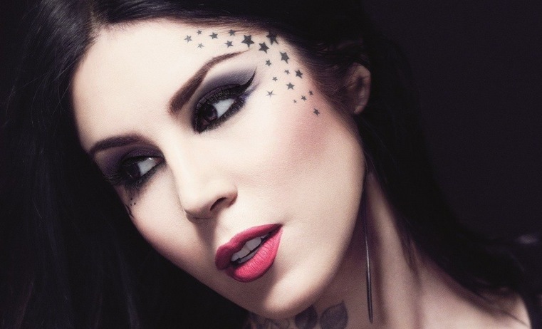 Tatueringsprofilen Kat von D ger ut egen makeupserie hos Sephora med start idag
