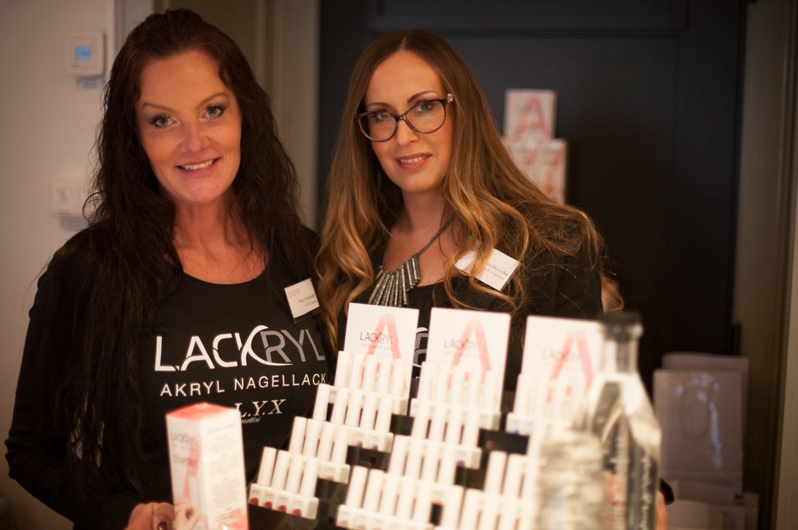 Tina och Tanja från Lyx Cosmetics lanserade sitt hemmakit med akrylnagellack. Är redan hooked.