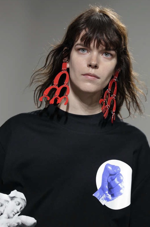 Överdimensionerade örhängen på danska modellen Freja Beha Erichsen under Proenza Shoulers visning Bild: TT/AP