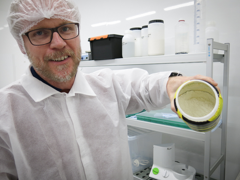 Micke Lindblad är en av medgrundarna till kosttillskottet Reserol. Här står han med ”det vita guldet”. Dyrare än guld, berättar han.