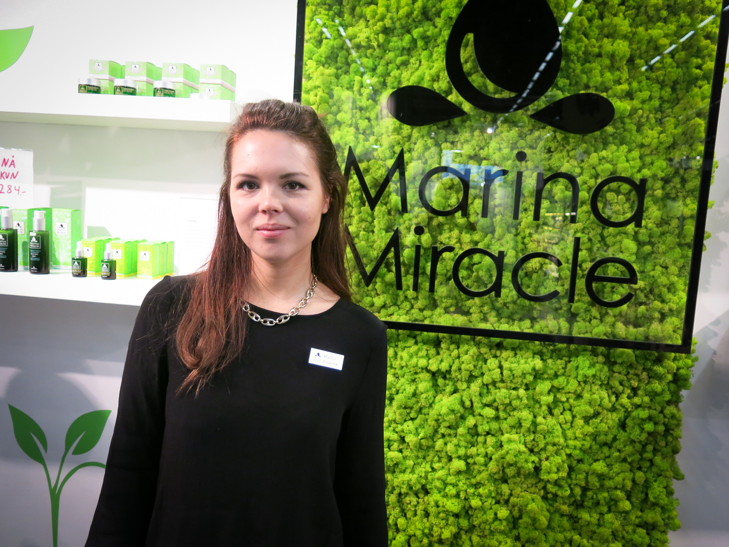 Norska Marina Engervik har precis öppnat butik i Norge från att bara funnits på nätet. Hon har sedan födseln haft svår atopiskt eksem och fick bara lindring av jättenattljusolja. Hon började tidigt experimentera med oljor i sitt eget kök . Nu gör hennes oljor succé i Norden 
