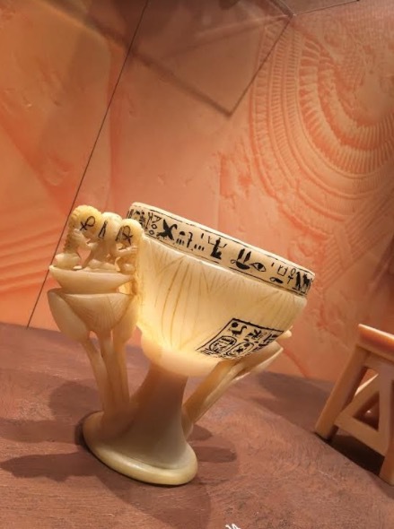 I forntida Egypten beredde man exklusiva dofter och oljor i alabasterkärl likt den här från Tutankhamons grav