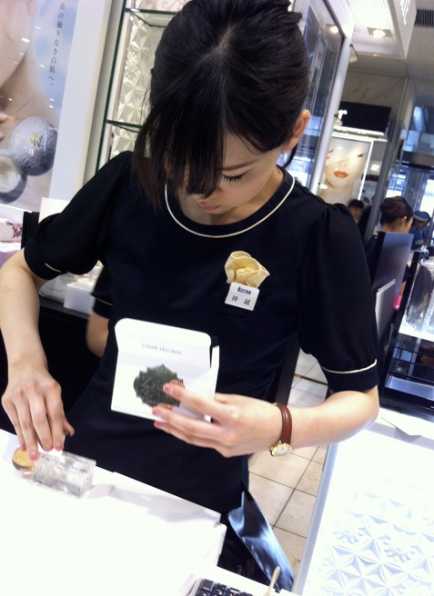 Här får jag min parfym inslagen i ett fint paket av en kassörska på Isethan Shinjuku Store i Tokyo