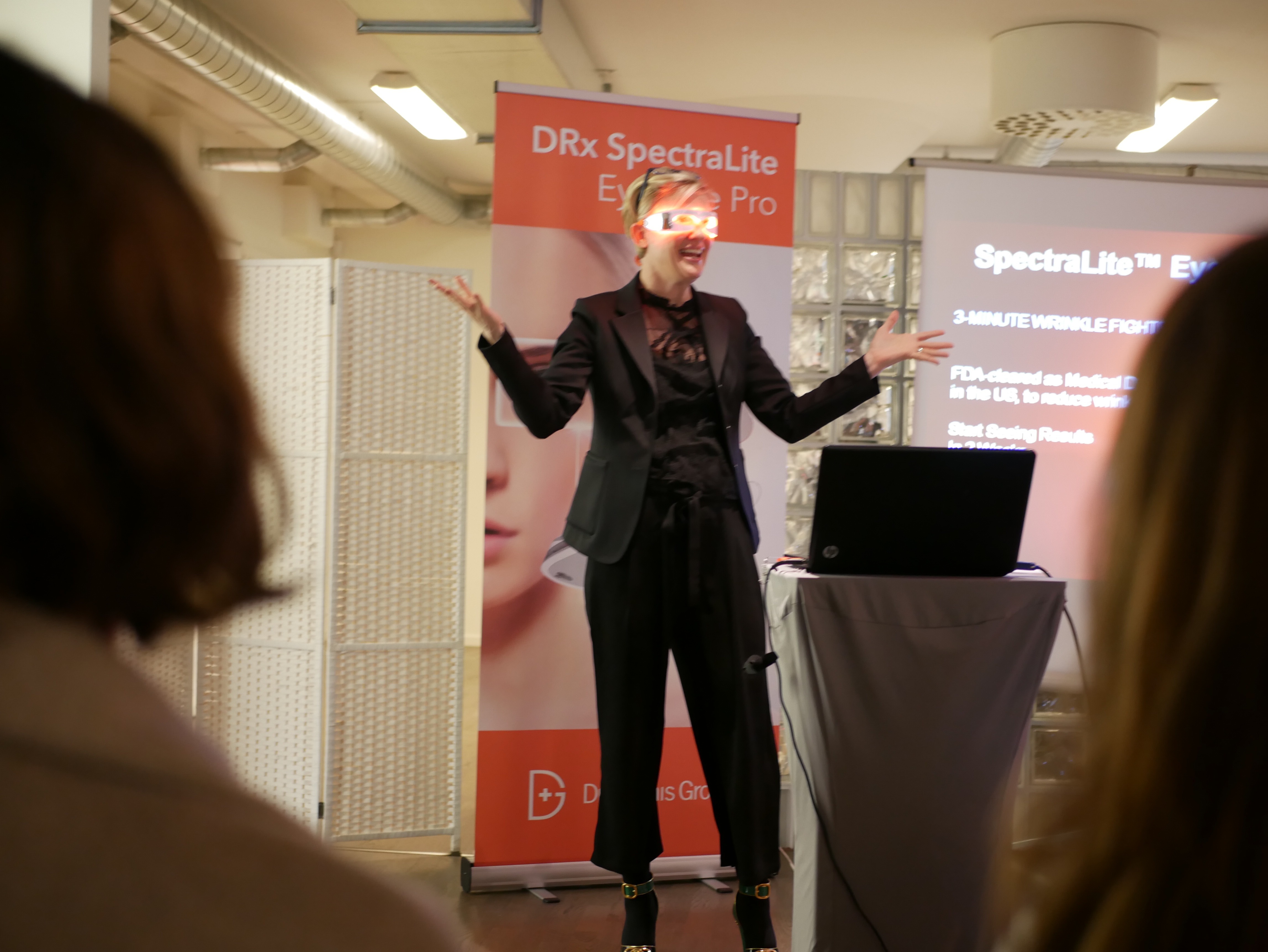 Michele Snyderåker världen runt och marknadsför Spectralite EyeCare Pro. Nu har turen kommit till Sverige. Under nästa vecka kommer NK att vara först med lysmasken!