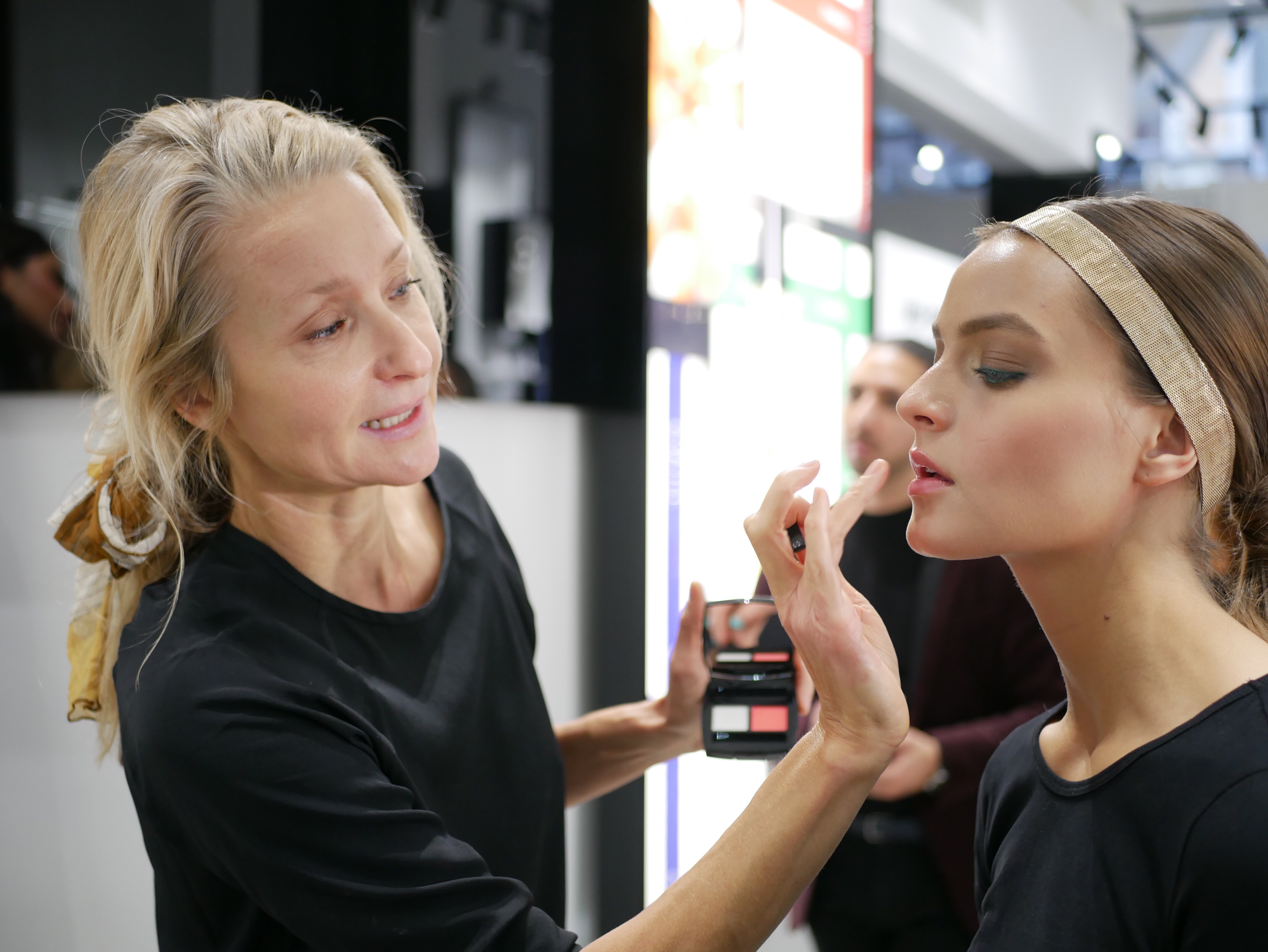 Chanels makeupartist Trine Skøth demonstrerade en soft makeup från vårens makeuppalette