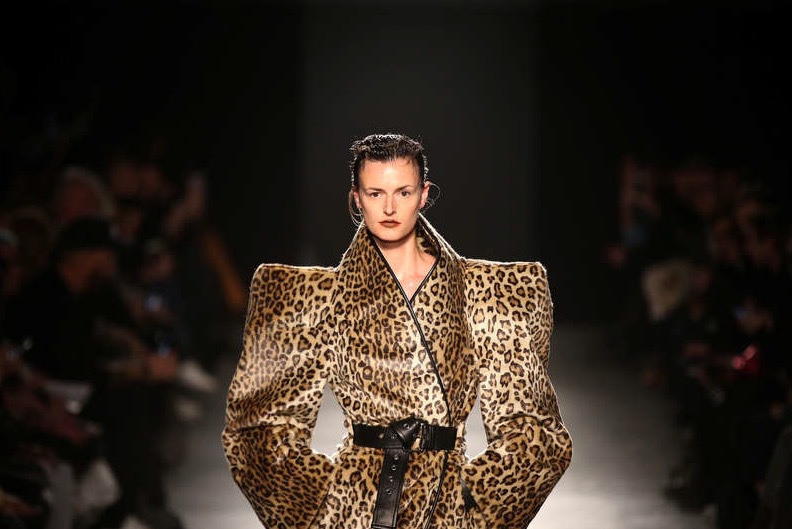 Unga designerstjärnskottet Gareth Pugh är faschinerad av axelvaddar. Här bider från veckans visning på London Fashion Week, fall 2018 . Foto: Reuters