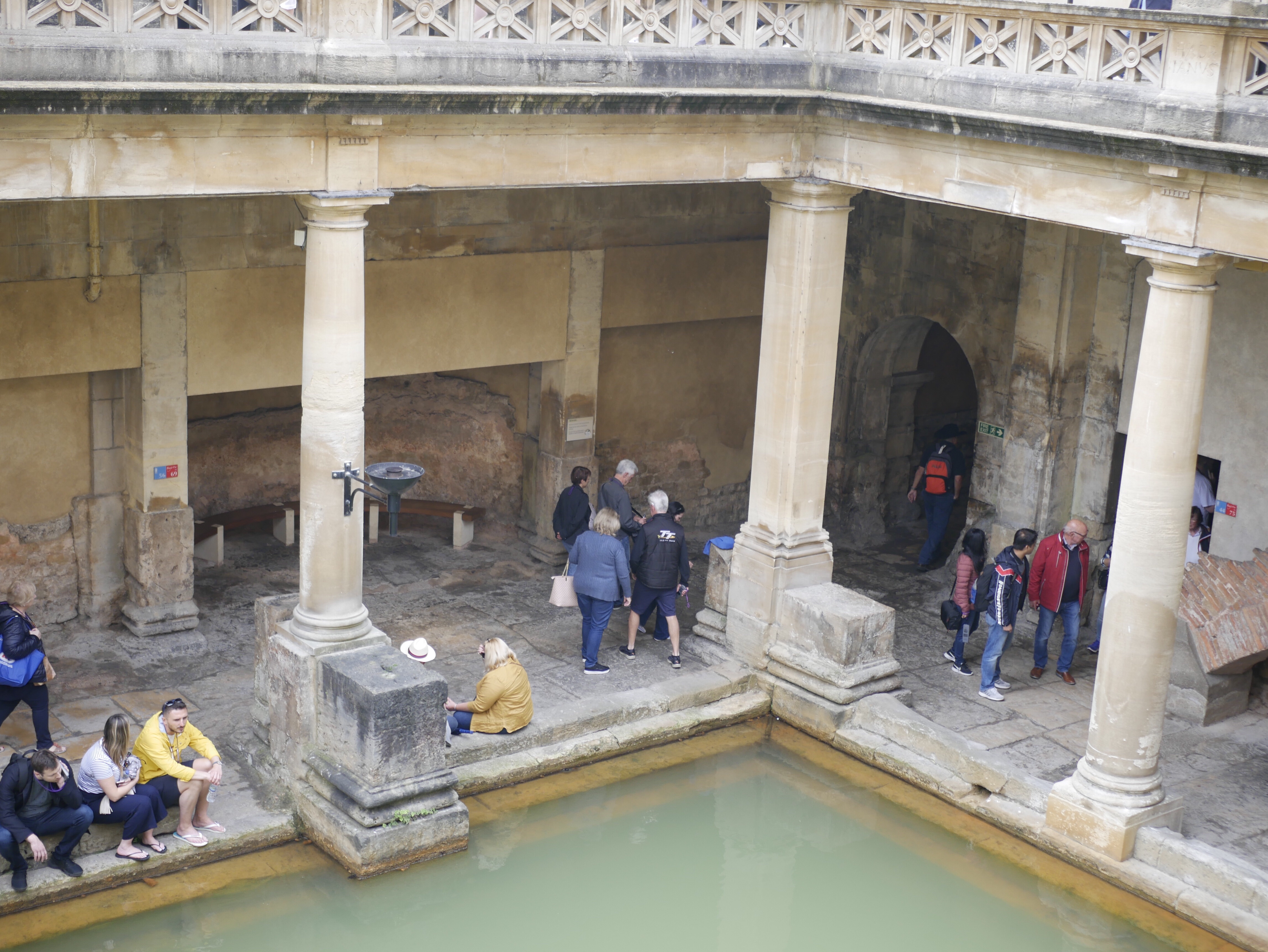 Är man i Bath får man inte missa det 2000 åriga badet, byggt av romarna för 2000 år sedan. Med på världsarvslistan.