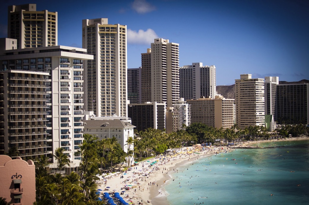 Waikistrand i Honolulu är ett av områdena där man uppmätt höga halter av kemikalierna oxybenzone och oktinoxat i vattnet. Foto: Agneta Elmegård