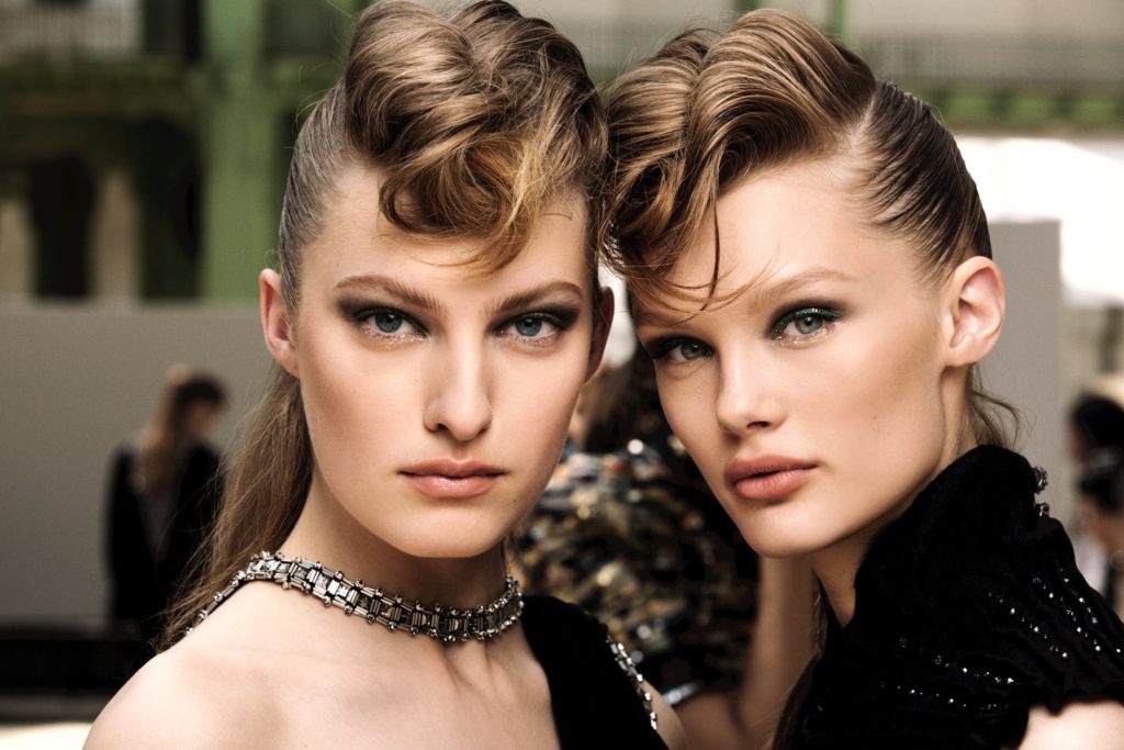 Uppsatta valkar och skir makeup dominerade stylingen Bild från Chanel