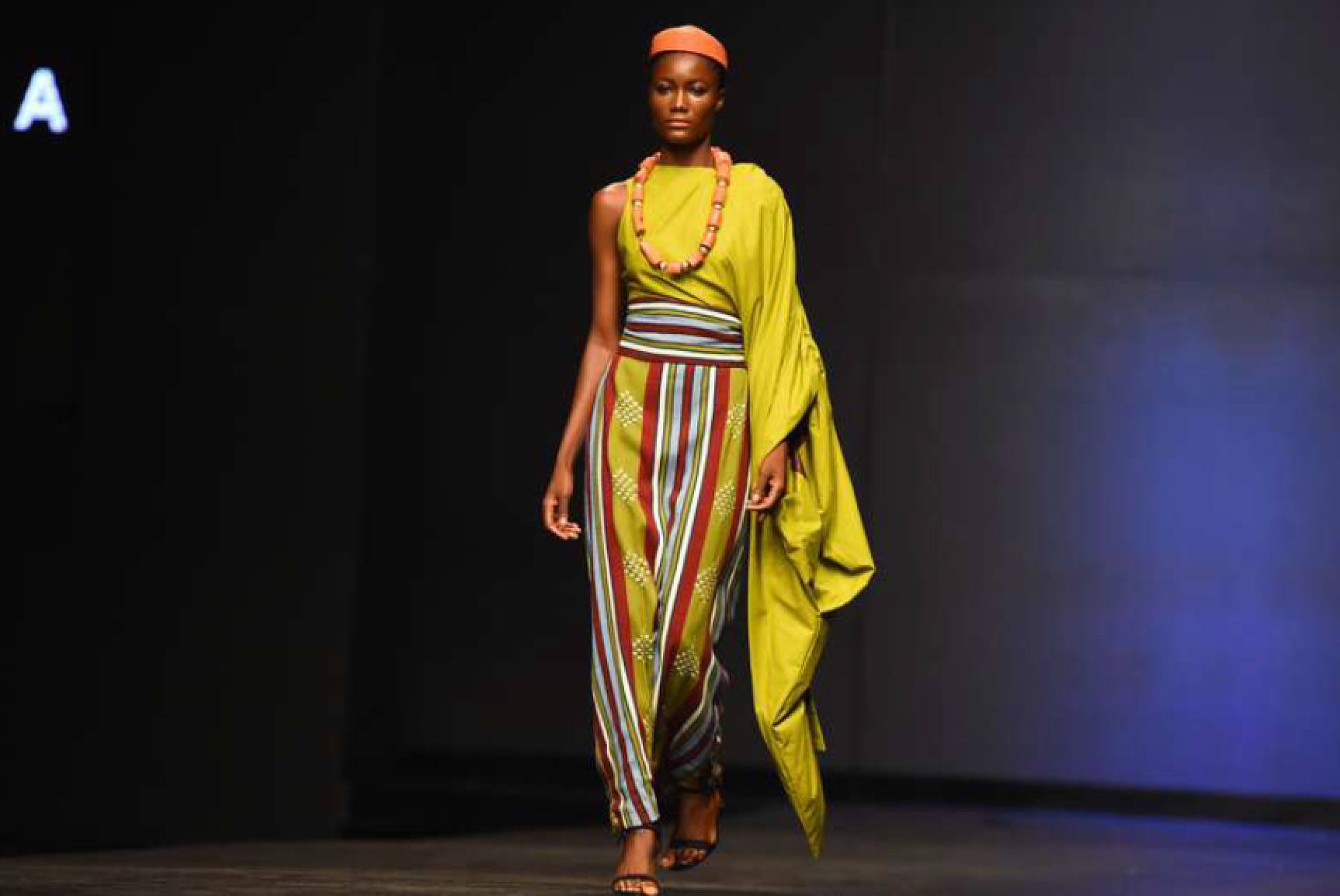 Bild från TT. Modeveckan i Lagos. Designern Cynthia Abila visade upp en mix av moderna och traditionella kläder.
