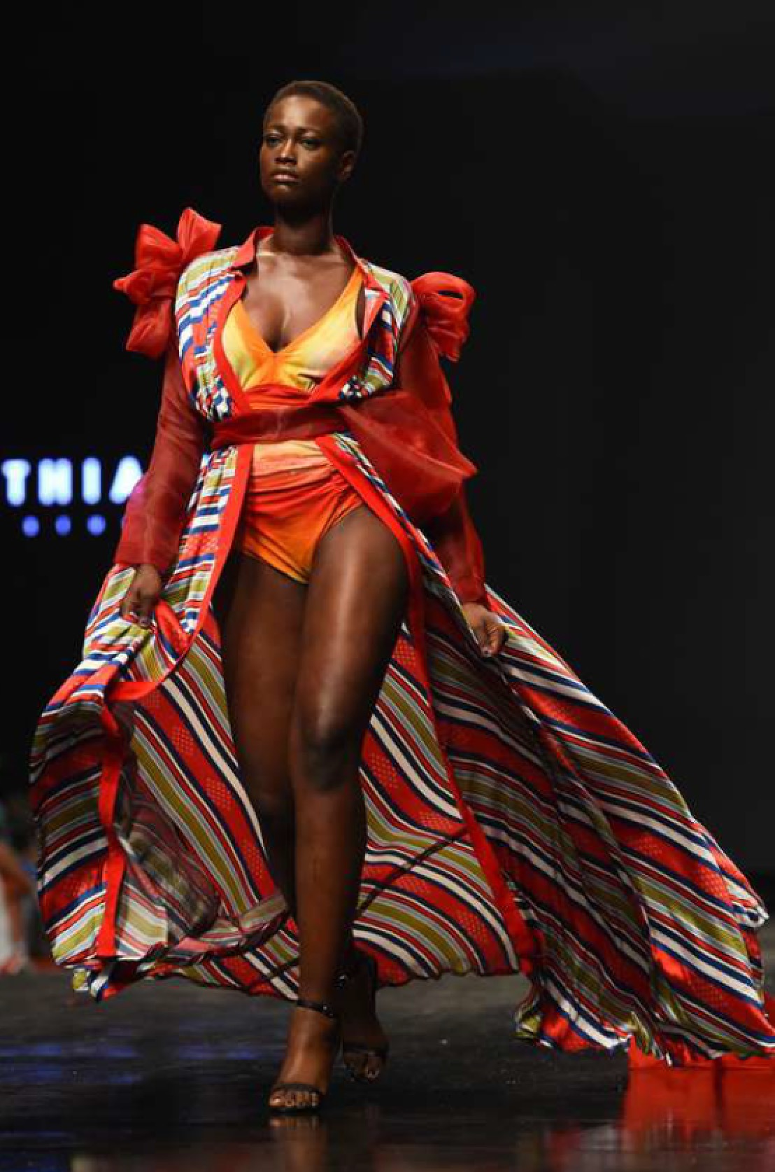 Cynthia Abila visar under lagos fashion week. Bild från TT