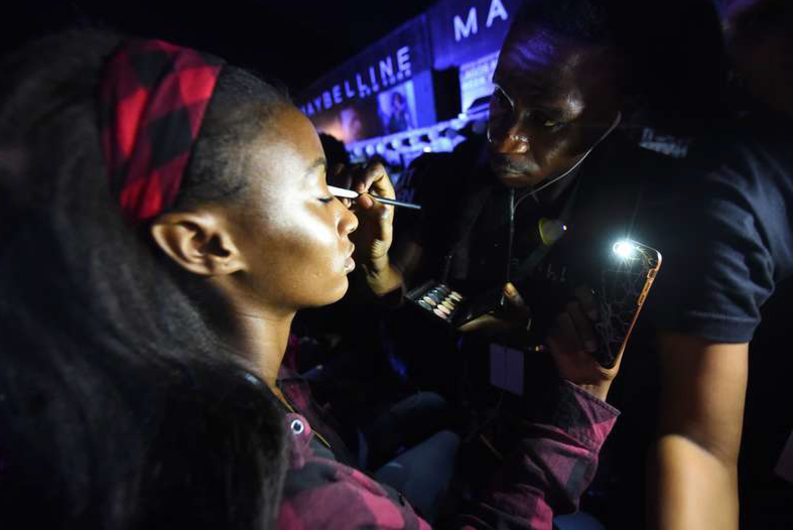 Backstage på Nigeras modevecka i Lagos. Foto. AFP