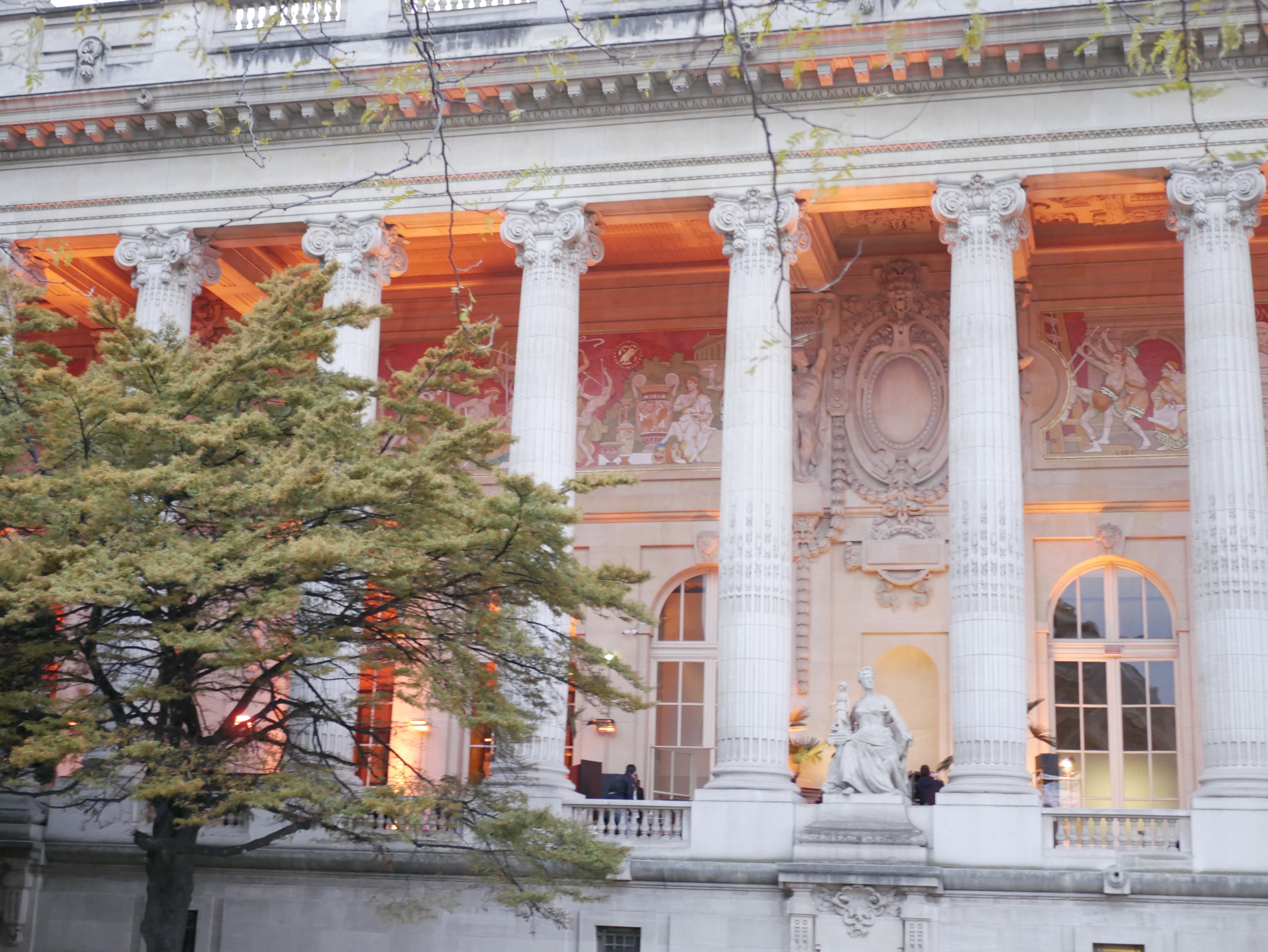 Presseventet hölls i Grand Palais ett stenkast från Triumfbågen i Paris