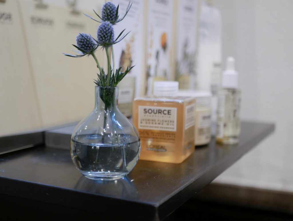 Botanea tillhandahåller sulfatfritt schampo som man kan köpa i samband med hårfärgningen.