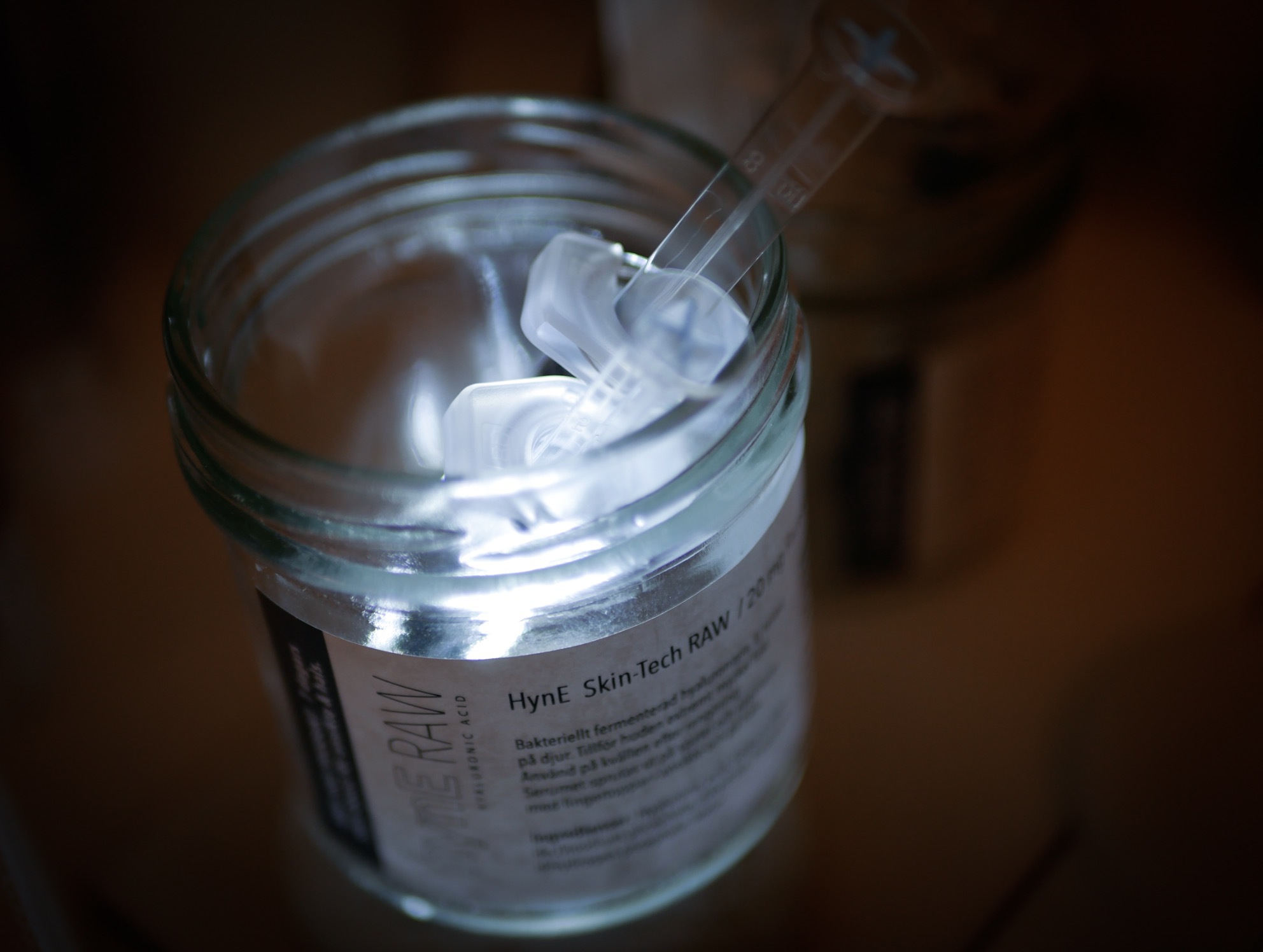 Svenska Hyn-E tillverkar ett fraktionerad hyakuronsyra-serum i en finurlig spruta! .Obs! Applicerad på ytan!